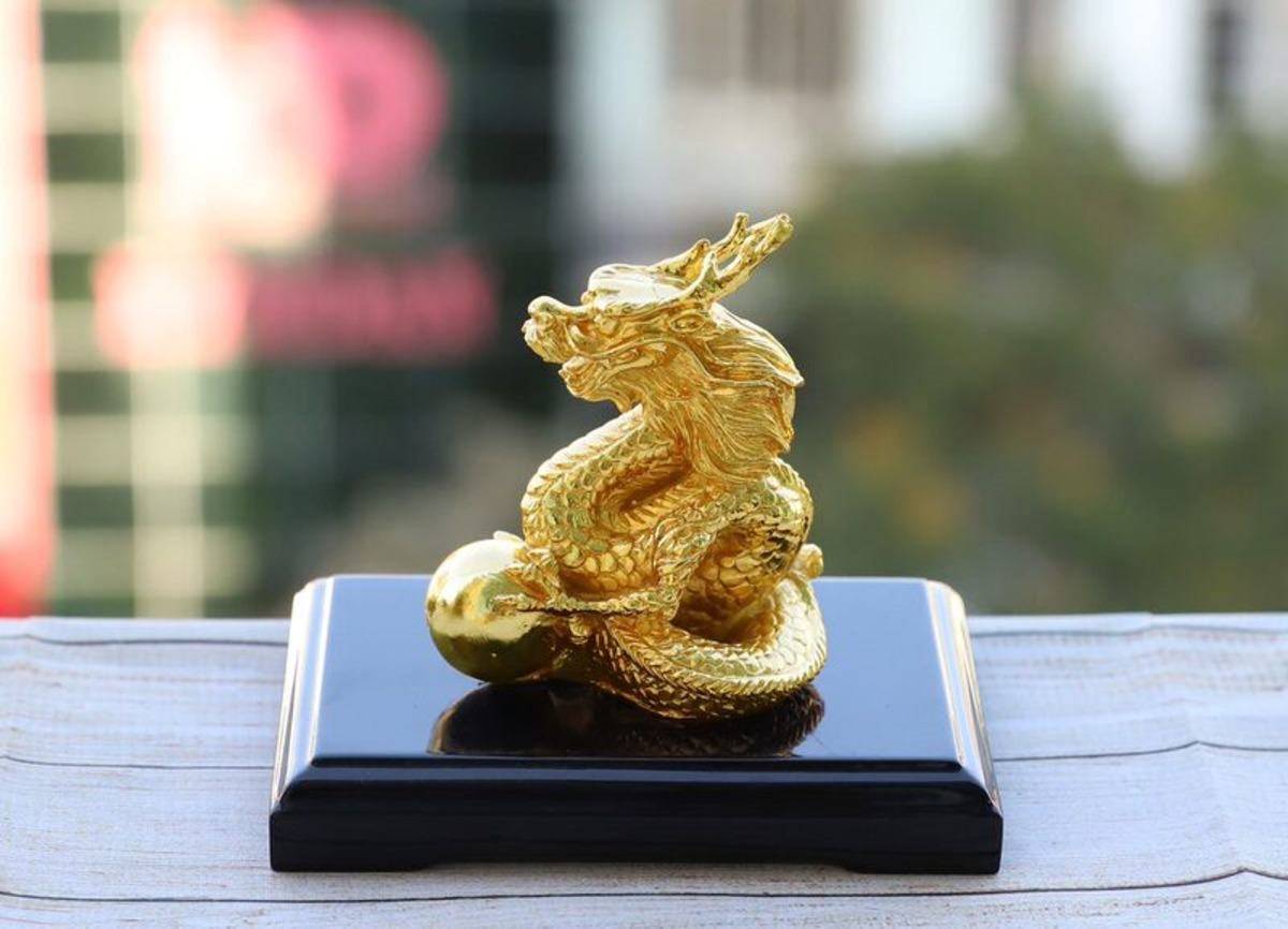 Linh vật rồng mạ kim là vật phẩm phong thủy biểu tượng cho may mắn, tài lộc, và sự thịnh vượng